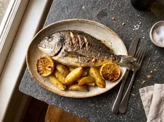 Dorada tras la edición: luz lateral suave y piedra oscura