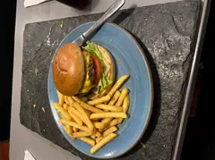 Hamburguesa tras la edición: flash frontal y piedra oscura
